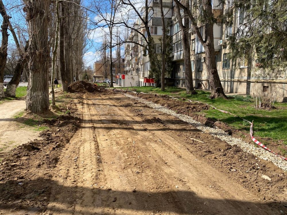 У поликлиники №3 восстанавливают тротуар после прокладки водовода У поликлиники №3 восстанавливают тротуар после прокладки водовода