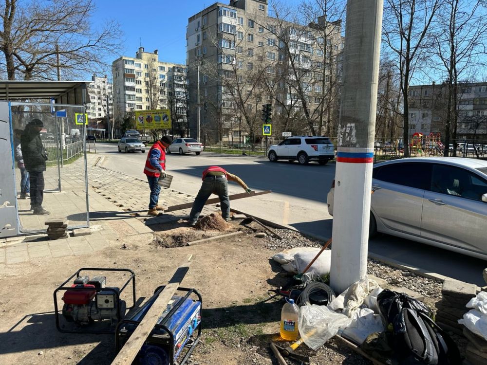 #жкх. На пешеходных зонах восстанавливают покрытие. Работники коммунальных служб укладывают плитку на тротуарах в местах, где она была повреждена ранее #жкх. На пешеходных зонах восстанавливают покрытие. Работники коммунальных служб укладывают плитку на тротуарах в местах, где она была повреждена ранее