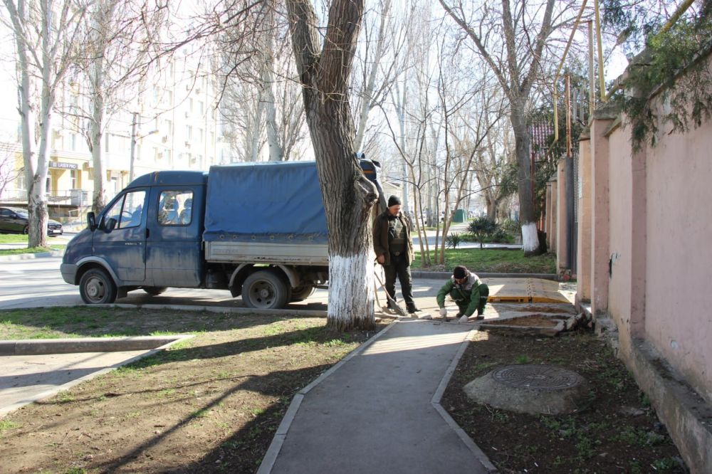 #жкх. На пешеходных зонах восстанавливают покрытие. Работники коммунальных служб укладывают плитку на тротуарах в местах, где она была повреждена ранее #жкх. На пешеходных зонах восстанавливают покрытие. Работники коммунальных служб укладывают плитку на тротуарах в местах, где она была повреждена ранее