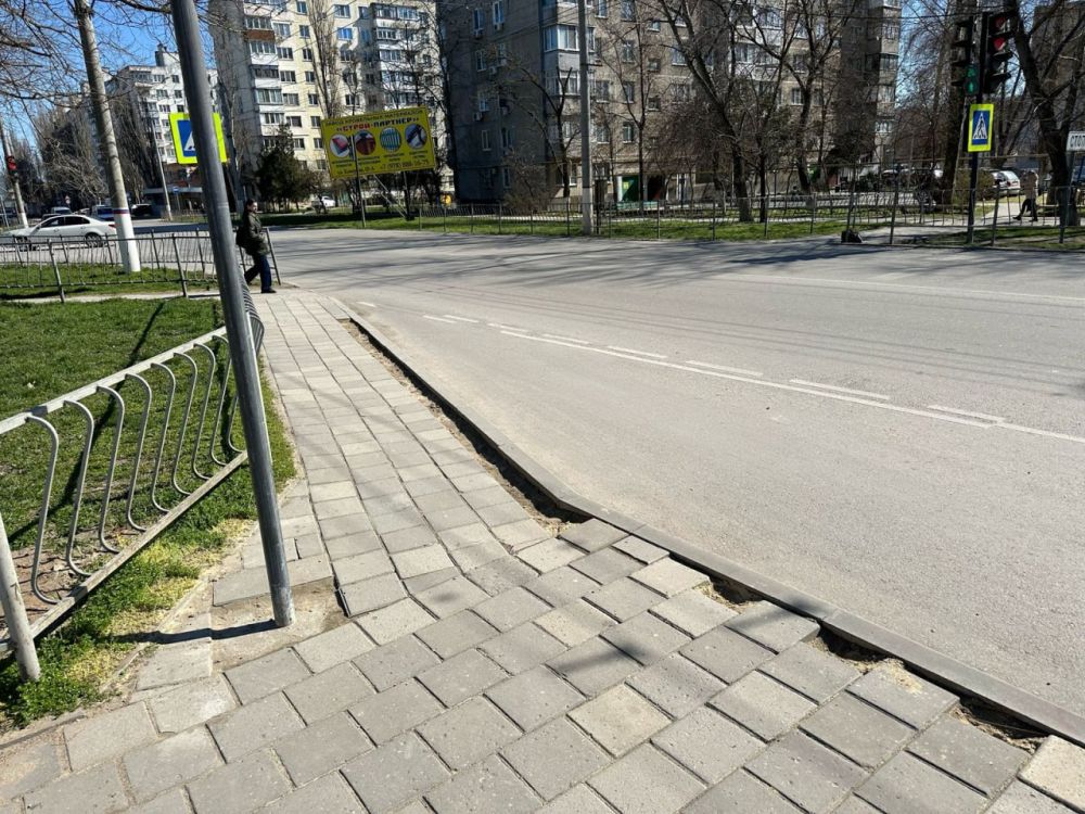 #жкх. На пешеходных зонах восстанавливают покрытие. Работники коммунальных служб укладывают плитку на тротуарах в местах, где она была повреждена ранее #жкх. На пешеходных зонах восстанавливают покрытие. Работники коммунальных служб укладывают плитку на тротуарах в местах, где она была повреждена ранее