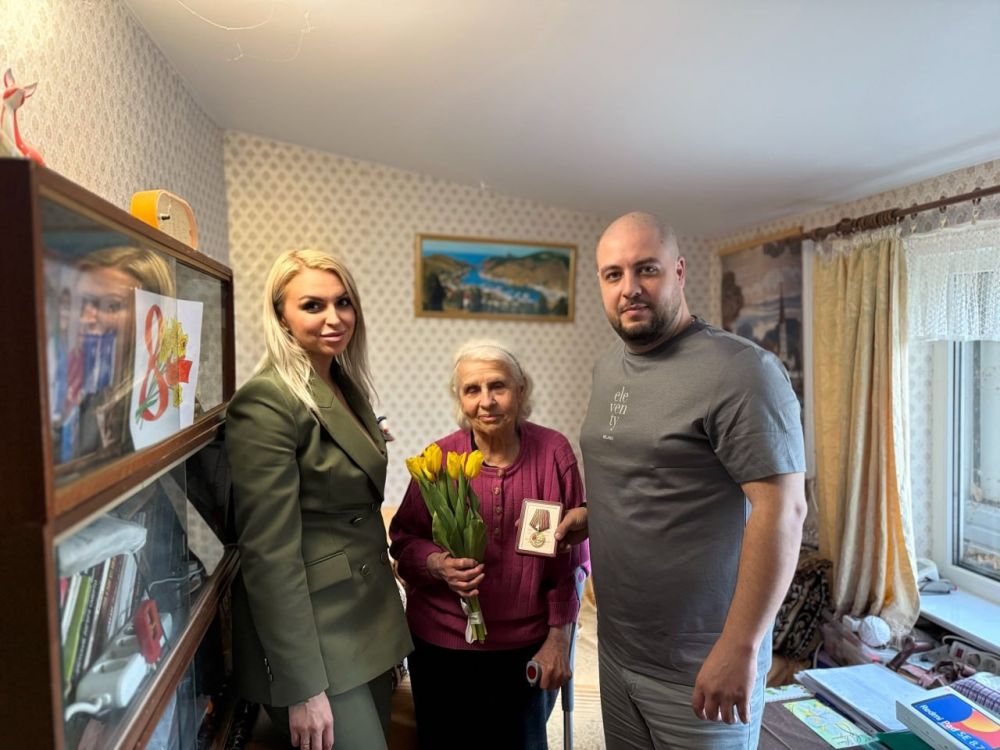 В городе Симферополе сотрудники администрации крымской столицы совместно с депутатами Государственной Думы Российской Федерации, Государственного Совета Республики Крым и Симферопольского городского совета продолжается... В городе Симферополе сотрудники администрации крымской столицы совместно с депутатами Государственной Думы Российской Федерации, Государственного Совета Республики Крым и Симферопольского городского совета продолжается...