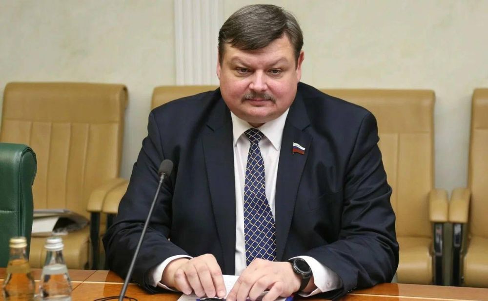 Машина с прикрепленным свертком сегодня утром должна была заехать на территорию Заксобрания Севастополя Машина с прикрепленным свертком сегодня утром должна была заехать на территорию Заксобрания Севастополя