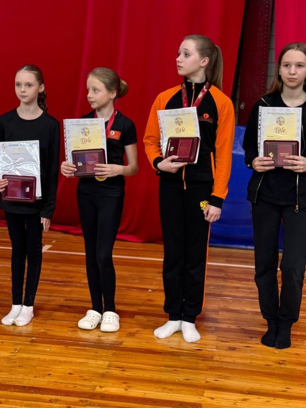 #знайнаших. Керченские воздушные гимнастки вернулись из Москвы с наградами #знайнаших. Керченские воздушные гимнастки вернулись из Москвы с наградами
