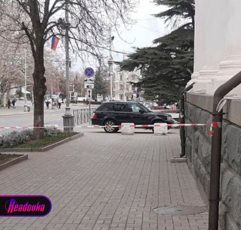 В центре Севастополя на припаркованном у правительства авто нашли сверток — работают взрывотехники В центре Севастополя на припаркованном у правительства авто нашли сверток — работают взрывотехники