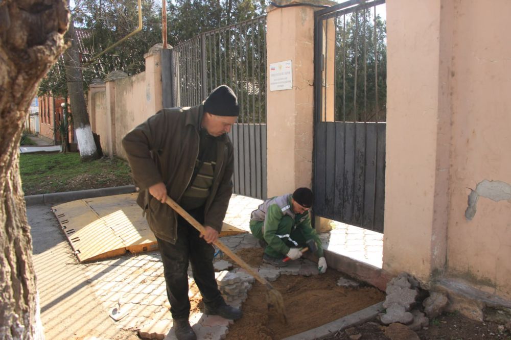 #жкх. На пешеходных зонах восстанавливают покрытие. Работники коммунальных служб укладывают плитку на тротуарах в местах, где она была повреждена ранее #жкх. На пешеходных зонах восстанавливают покрытие. Работники коммунальных служб укладывают плитку на тротуарах в местах, где она была повреждена ранее