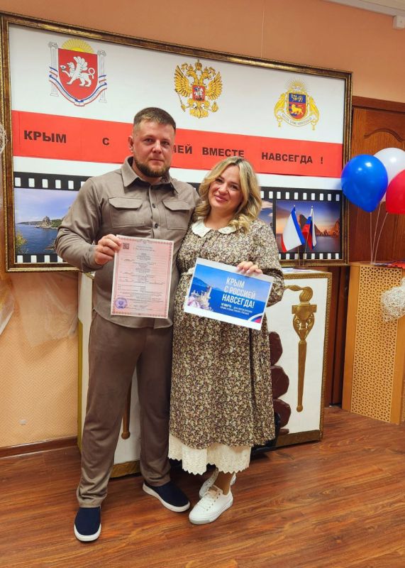 В Дни Крымской весны в Ялтинском городском отделе ЗАГС по особому сценарию проводилась торжественная регистрация бракосочетания 14 пар влюблённых. В Дни Крымской весны в Ялтинском городском отделе ЗАГС по особому сценарию проводилась торжественная регистрация бракосочетания 14 пар влюблённых.
