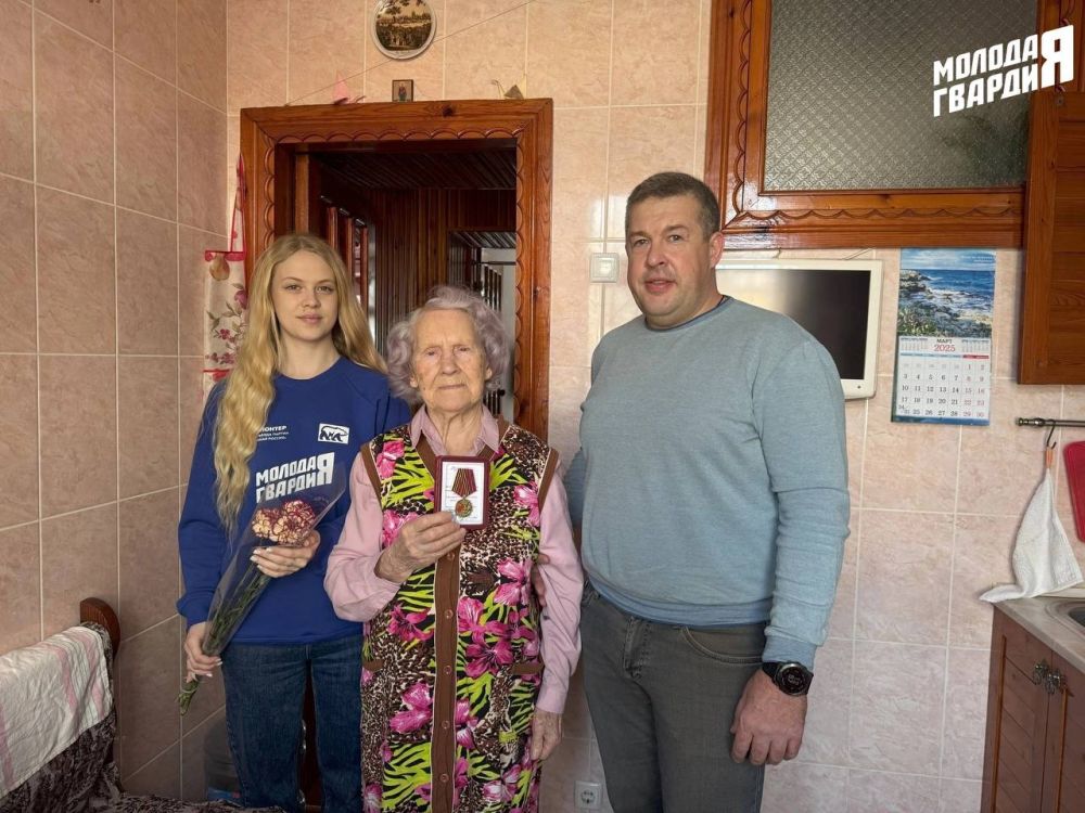 Активисты «Молодой Гвардии» Керчи совместно с депутатами Государственного Совета Республики Крым и депутатским корпусом города вручили юбилейные медали «80 лет Победы в Великой Отечественной войне» ветеранам и труженикам... Активисты «Молодой Гвардии» Керчи совместно с депутатами Государственного Совета Республики Крым и депутатским корпусом города вручили юбилейные медали «80 лет Победы в Великой Отечественной войне» ветеранам и труженикам...