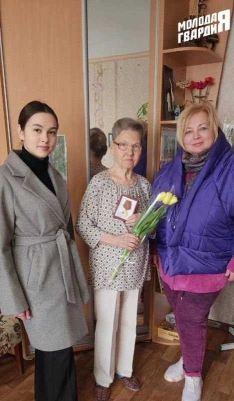Активисты «Молодой Гвардии» Керчи совместно с депутатами Государственного Совета Республики Крым и депутатским корпусом города вручили юбилейные медали «80 лет Победы в Великой Отечественной войне» ветеранам и труженикам... Активисты «Молодой Гвардии» Керчи совместно с депутатами Государственного Совета Республики Крым и депутатским корпусом города вручили юбилейные медали «80 лет Победы в Великой Отечественной войне» ветеранам и труженикам...