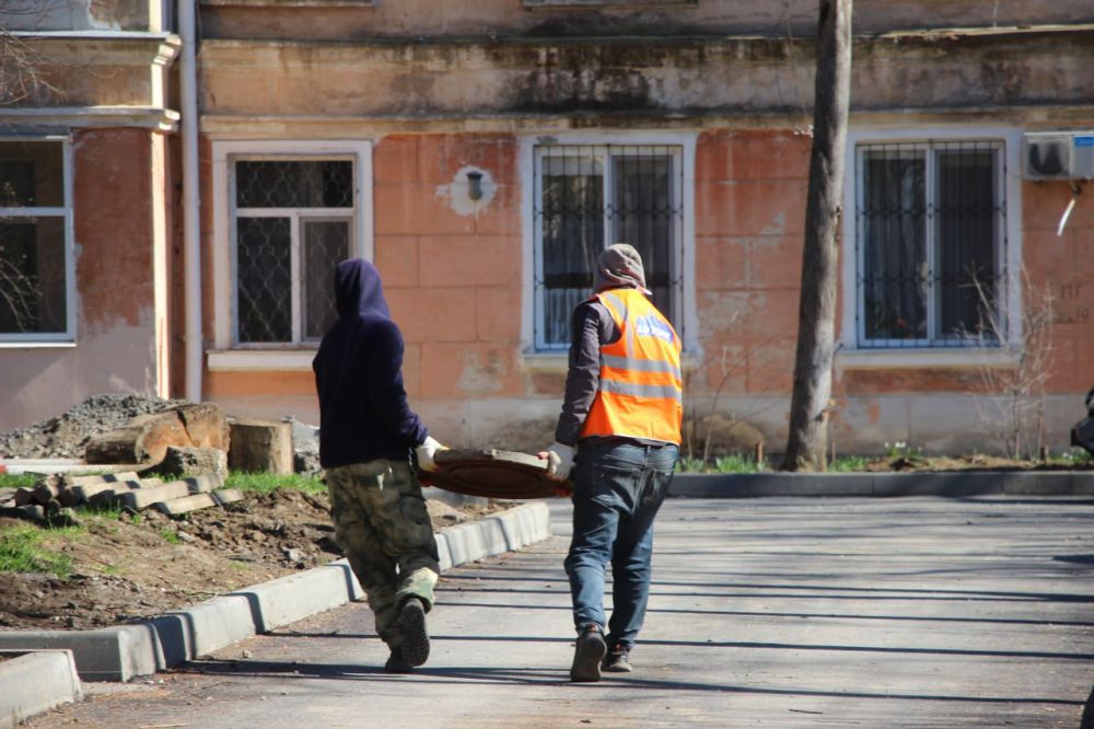 #жкх. Во дворах на ул. Нестерова и ул. Орджоникидзе асфальтируют внутриквартальные проезды. Эти работы проводятся в рамках благоустройства придомовых территорий. На ул. Орджоникидзе, 52 уже уложен первый слой асфальта, на... #жкх. Во дворах на ул. Нестерова и ул. Орджоникидзе асфальтируют внутриквартальные проезды. Эти работы проводятся в рамках благоустройства придомовых территорий. На ул. Орджоникидзе, 52 уже уложен первый слой асфальта, на...