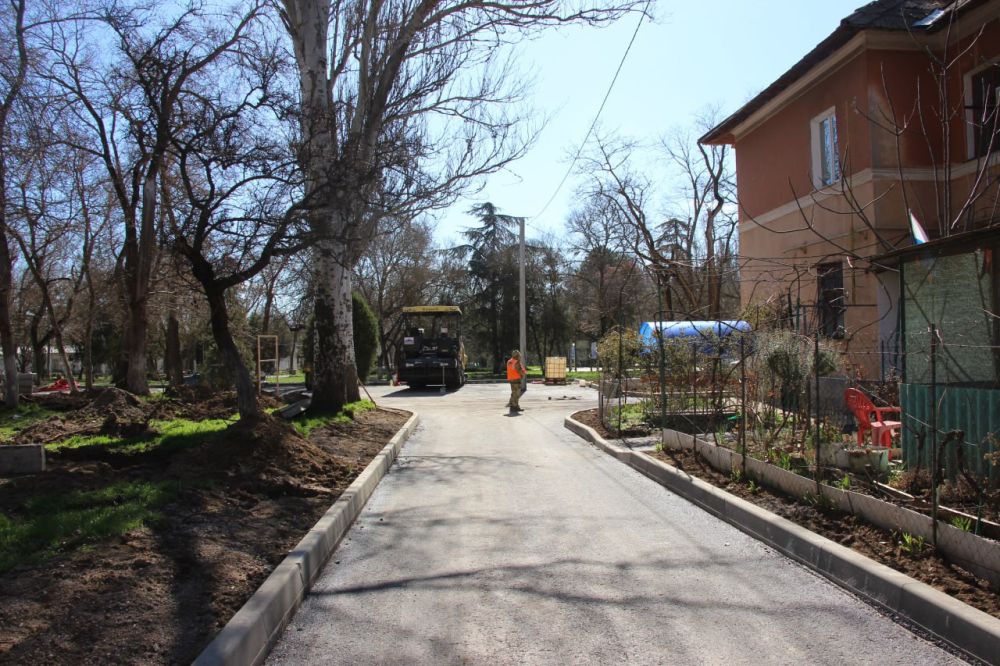 #жкх. Во дворах на ул. Нестерова и ул. Орджоникидзе асфальтируют внутриквартальные проезды. Эти работы проводятся в рамках благоустройства придомовых территорий. На ул. Орджоникидзе, 52 уже уложен первый слой асфальта, на... #жкх. Во дворах на ул. Нестерова и ул. Орджоникидзе асфальтируют внутриквартальные проезды. Эти работы проводятся в рамках благоустройства придомовых территорий. На ул. Орджоникидзе, 52 уже уложен первый слой асфальта, на...