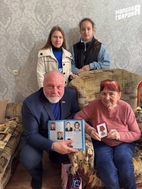 Активисты «Молодой Гвардии» Керчи совместно с депутатами Государственного Совета Республики Крым и депутатским корпусом города вручили юбилейные медали «80 лет Победы в Великой Отечественной войне» ветеранам и труженикам... Активисты «Молодой Гвардии» Керчи совместно с депутатами Государственного Совета Республики Крым и депутатским корпусом города вручили юбилейные медали «80 лет Победы в Великой Отечественной войне» ветеранам и труженикам...