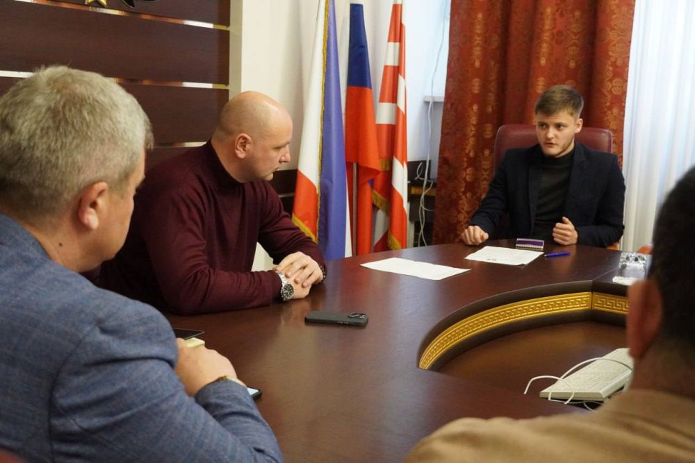 В Керчи с рабочим визитом побывал руководитель Межрегионального управления Федерального агентства по делам национальностей по Северо-Кавказскому федеральному округу, Республике Крым и г. Севастополю Максим ЮРАСОВ и ведущий... В Керчи с рабочим визитом побывал руководитель Межрегионального управления Федерального агентства по делам национальностей по Северо-Кавказскому федеральному округу, Республике Крым и г. Севастополю Максим ЮРАСОВ и ведущий...