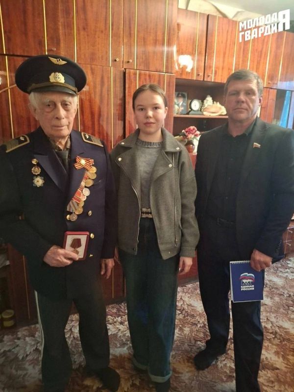 Активисты «Молодой Гвардии» Керчи совместно с депутатами Государственного Совета Республики Крым и депутатским корпусом города вручили юбилейные медали «80 лет Победы в Великой Отечественной войне» ветеранам и труженикам... Активисты «Молодой Гвардии» Керчи совместно с депутатами Государственного Совета Республики Крым и депутатским корпусом города вручили юбилейные медали «80 лет Победы в Великой Отечественной войне» ветеранам и труженикам...