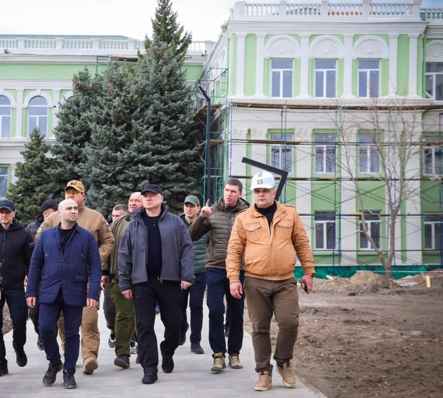 Вице-премьер Марат Хуснуллин совершил рабочие поездки в Запорожскую область и Севастополь Вице-премьер Марат Хуснуллин совершил рабочие поездки в Запорожскую область и Севастополь