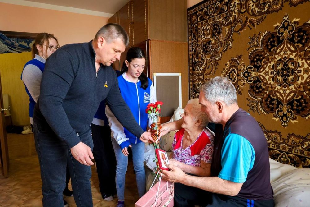 #Нетолько9мая. Активисты евпаторийского отделения ВОД «Волонтеры Победы» совместно с депутатами Евпаторийского городского совета вручили юбилейные медали «80 лет Победы в Великой Отечественной войне» ветеранам и труженикам... #Нетолько9мая. Активисты евпаторийского отделения ВОД «Волонтеры Победы» совместно с депутатами Евпаторийского городского совета вручили юбилейные медали «80 лет Победы в Великой Отечественной войне» ветеранам и труженикам...