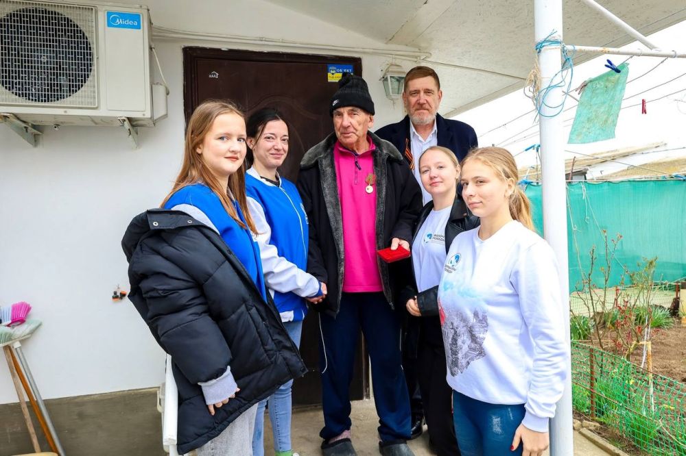 #Нетолько9мая. Активисты евпаторийского отделения ВОД «Волонтеры Победы» совместно с депутатами Евпаторийского городского совета вручили юбилейные медали «80 лет Победы в Великой Отечественной войне» ветеранам и труженикам... #Нетолько9мая. Активисты евпаторийского отделения ВОД «Волонтеры Победы» совместно с депутатами Евпаторийского городского совета вручили юбилейные медали «80 лет Победы в Великой Отечественной войне» ветеранам и труженикам...