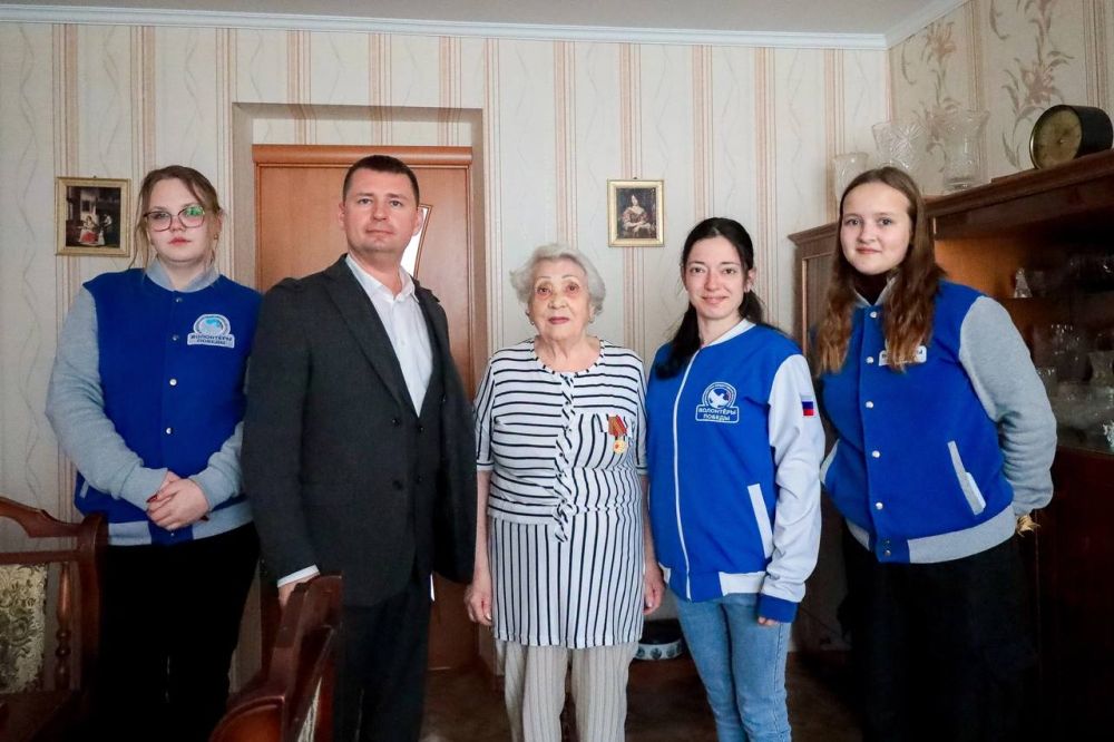 #Нетолько9мая. Активисты евпаторийского отделения ВОД «Волонтеры Победы» совместно с депутатами Евпаторийского городского совета вручили юбилейные медали «80 лет Победы в Великой Отечественной войне» ветеранам и труженикам... #Нетолько9мая. Активисты евпаторийского отделения ВОД «Волонтеры Победы» совместно с депутатами Евпаторийского городского совета вручили юбилейные медали «80 лет Победы в Великой Отечественной войне» ветеранам и труженикам...