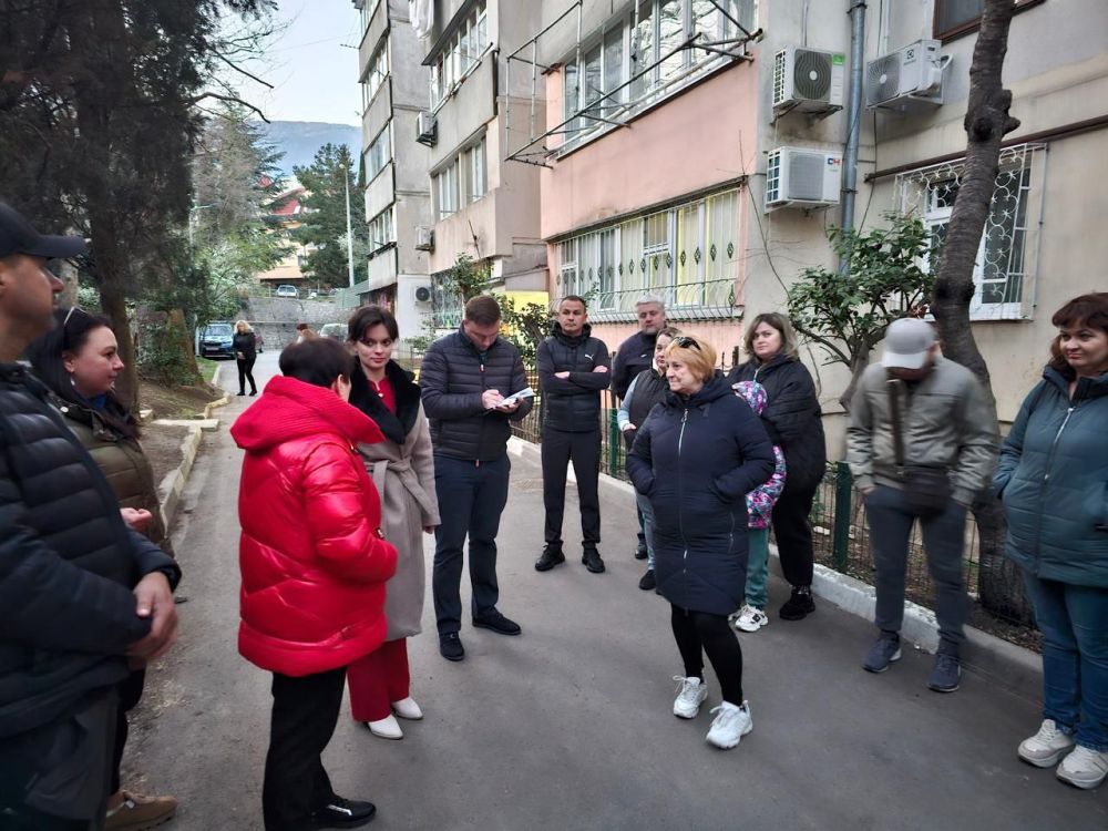 Юрий Нестеренко: В Ялте, по моему поручению, состоялись встречи с жителями многоквартирных домов, где выполняю ремонт подъездов за собственные средства, а также там, где жители просят помочь с ремонтом Юрий Нестеренко: В Ялте, по моему поручению, состоялись встречи с жителями многоквартирных домов, где выполняю ремонт подъездов за собственные средства, а также там, где жители просят помочь с ремонтом