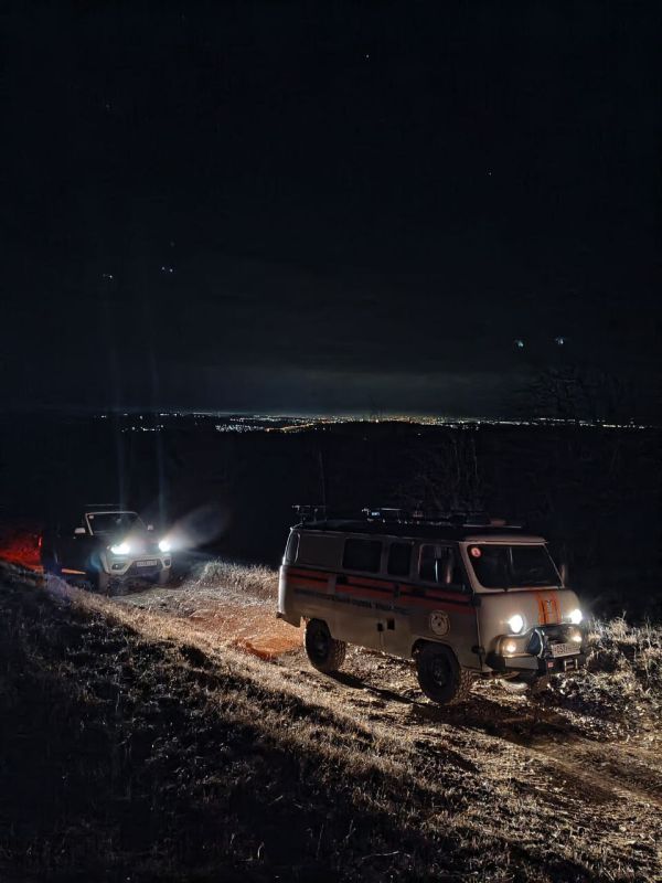 10 туристов на автомобилях оказались в "горной ловушке" под Алуштой 10 туристов на автомобилях оказались в "горной ловушке" под Алуштой