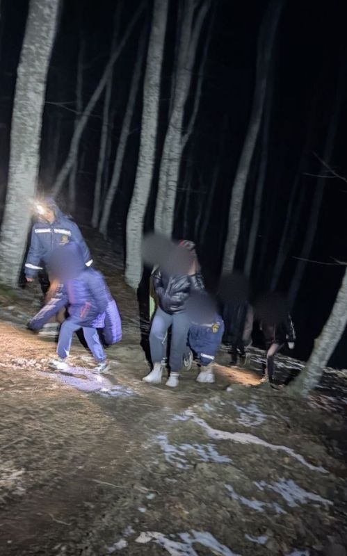 В Крыму 10 туристов на автомобилях застряли в горах В Крыму 10 туристов на автомобилях застряли в горах