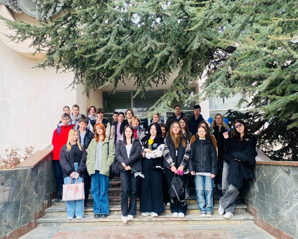 Евпаторийский городской отдел ЗАГС распахнул свои двери для учащихся 10-А класса МБОУ «Средняя школа № 2 имени Героев Евпаторийского десанта города Евпатории Республики Крым» Евпаторийский городской отдел ЗАГС распахнул свои двери для учащихся 10-А класса МБОУ «Средняя школа № 2 имени Героев Евпаторийского десанта города Евпатории Республики Крым»