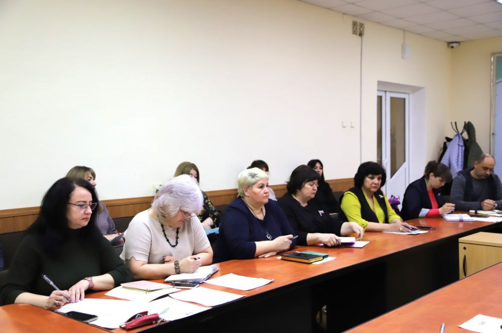 Ольга Урайкина: Сегодня в малом зале администрации района заместителем председателя районного совета Михаилом Колкуновым совместно с главой администрации Бахчисарайского района Анжеликой Ястребовой проведено аппаратное... Ольга Урайкина: Сегодня в малом зале администрации района заместителем председателя районного совета Михаилом Колкуновым совместно с главой администрации Бахчисарайского района Анжеликой Ястребовой проведено аппаратное...