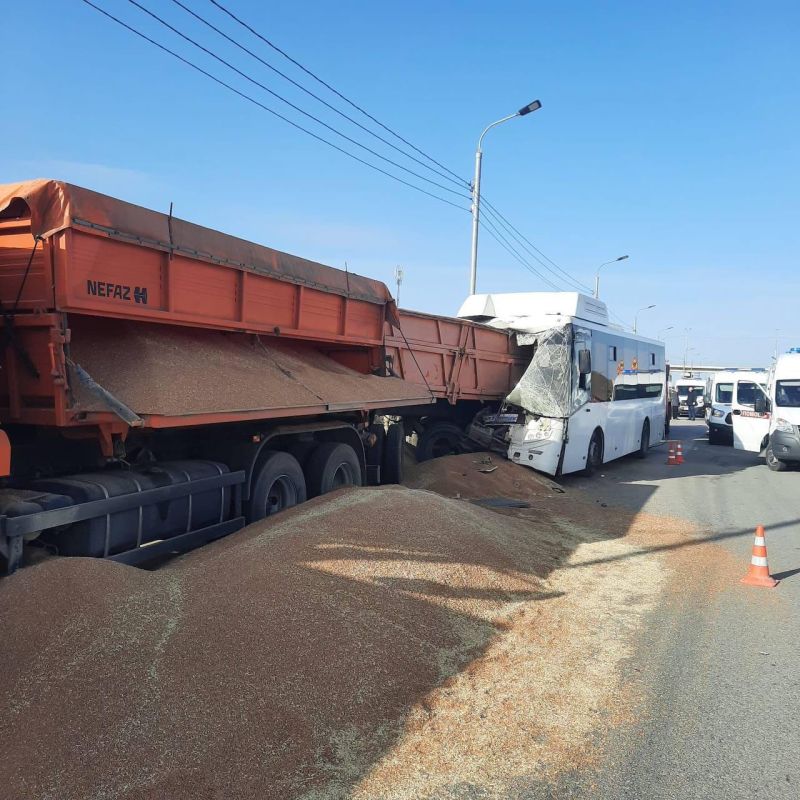 Число погибших в аварии с автобусом и грузовиком в Крыму выросло до шести, также пострадали 18 человек, сообщили власти