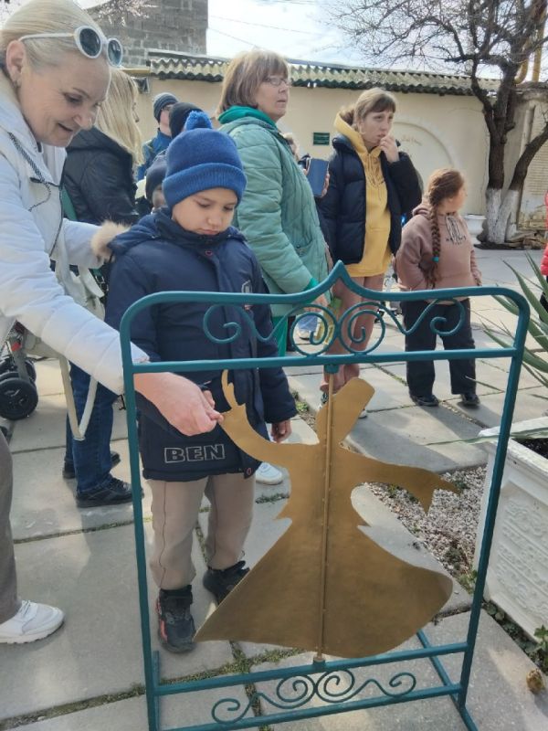 В Евпатории провели первую экскурсию, разработанную для детских инклюзивных групп В Евпатории провели первую экскурсию, разработанную для детских инклюзивных групп