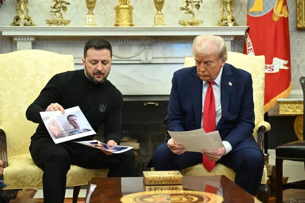 Time: Конец игры.. Издание пишет, что спустя 6 лет после избрания президентом Зеленский все еще удивляется отделке своего кабинета. Он считает интерьер безвкусным и хотел бы заменить мебель, снял бы пилястры и закрасил бы... Time: Конец игры.. Издание пишет, что спустя 6 лет после избрания президентом Зеленский все еще удивляется отделке своего кабинета. Он считает интерьер безвкусным и хотел бы заменить мебель, снял бы пилястры и закрасил бы...