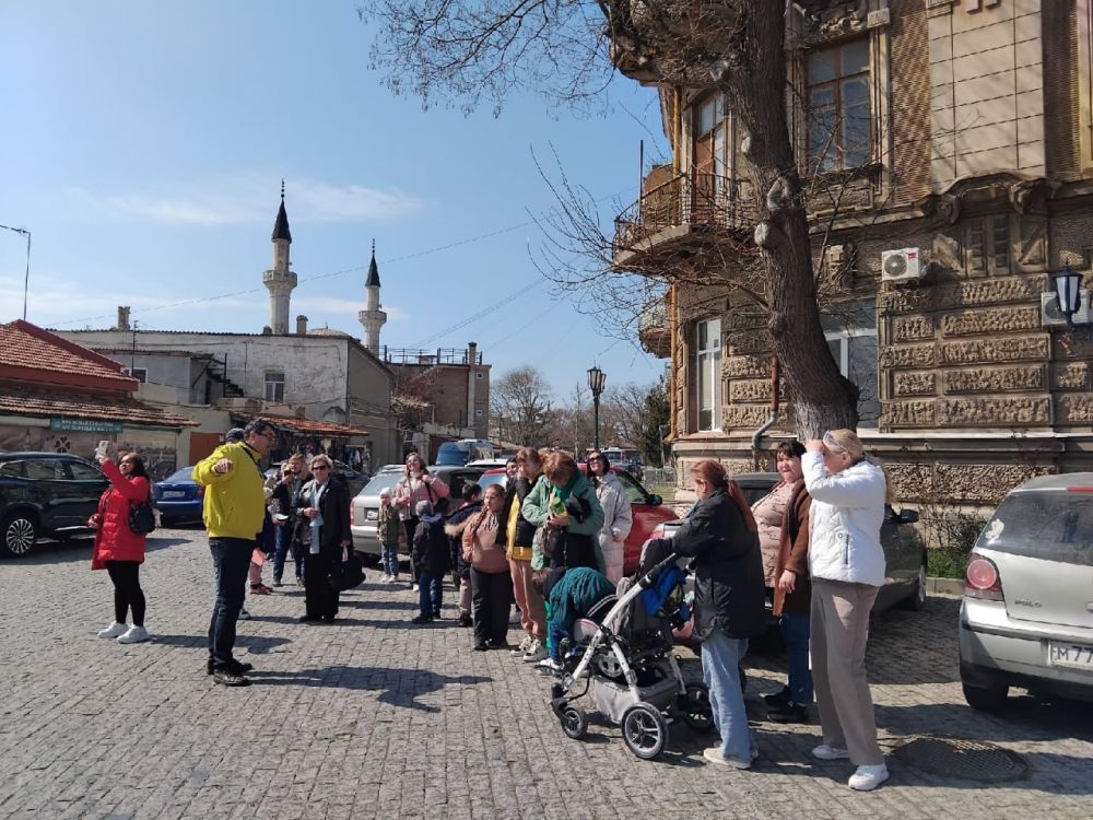 В Евпатории провели первую экскурсию, разработанную для детских инклюзивных групп В Евпатории провели первую экскурсию, разработанную для детских инклюзивных групп