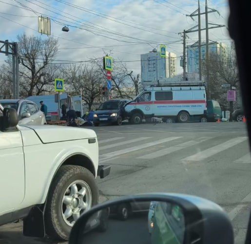 Автомобиль экстренной службы столкнулся с легковушкой на перекрёстке Никанорова и Киевской в Симферополе
