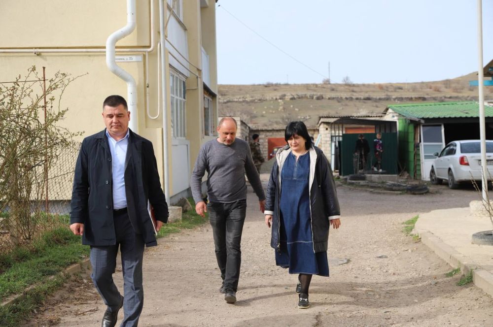 Анжелика Ястребова: В рамках рабочего визита с первым заместителем Энвером Аблаевым мы выехали в Тенистовское сельское поселение для мониторинга текущих работ на объектах Анжелика Ястребова: В рамках рабочего визита с первым заместителем Энвером Аблаевым мы выехали в Тенистовское сельское поселение для мониторинга текущих работ на объектах