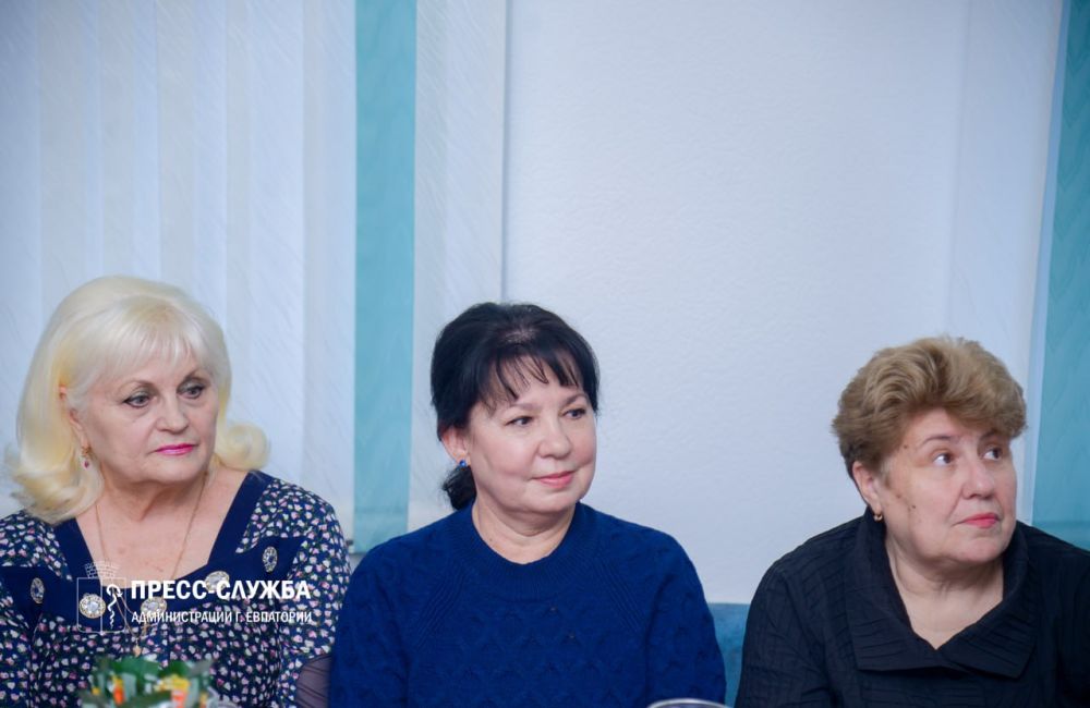 В Евпатории открыли Центр социального общения старшего поколения В Евпатории открыли Центр социального общения старшего поколения