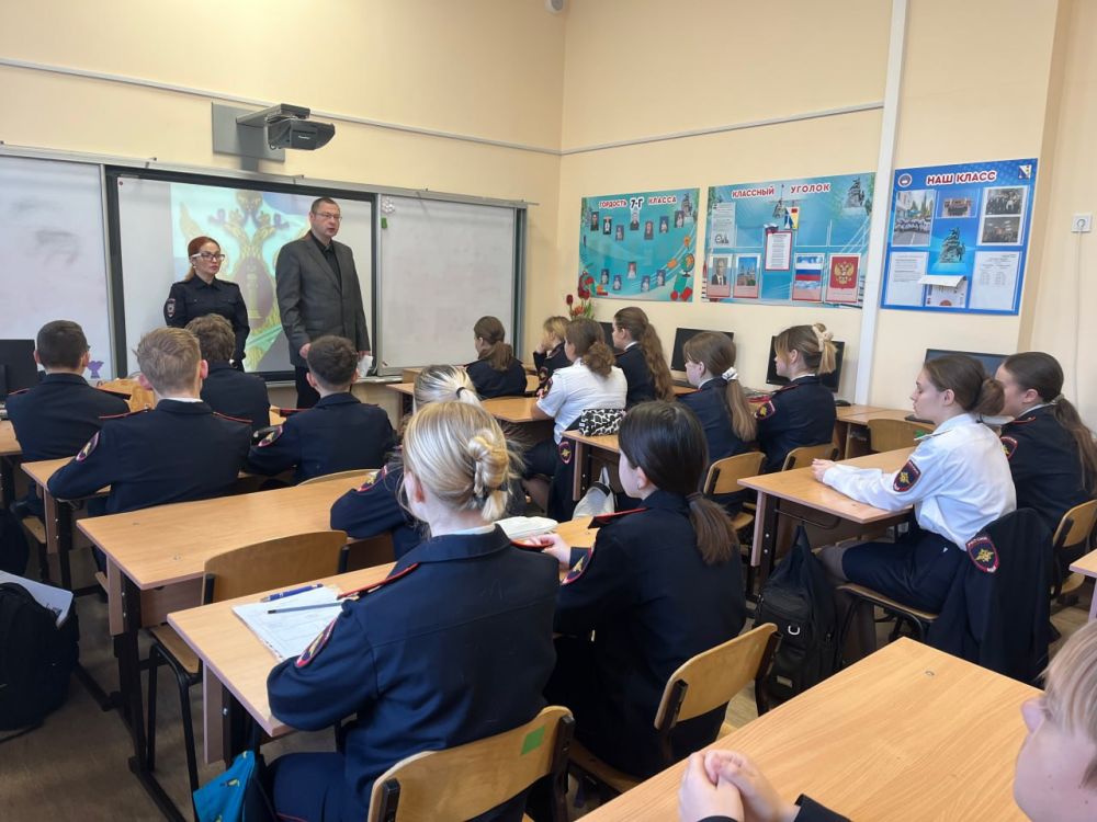 Психолог направления морально-психологического обеспечения майор полиции Елена Семыкина и юрисконсульт правовой группы Отдела МВД России по Ленинскому району Дмитрий Обелов провели беседу на тему дистанционного мошенничества...