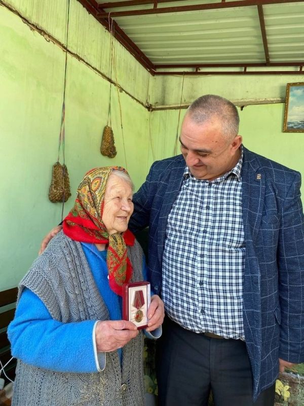 Депутаты Евпаторийского городского совета вручают медали «80 лет Победы в Великой Отечественной войне» ветеранам и труженикам тыла Депутаты Евпаторийского городского совета вручают медали «80 лет Победы в Великой Отечественной войне» ветеранам и труженикам тыла