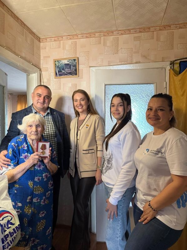 Депутаты Евпаторийского городского совета вручают медали «80 лет Победы в Великой Отечественной войне» ветеранам и труженикам тыла Депутаты Евпаторийского городского совета вручают медали «80 лет Победы в Великой Отечественной войне» ветеранам и труженикам тыла