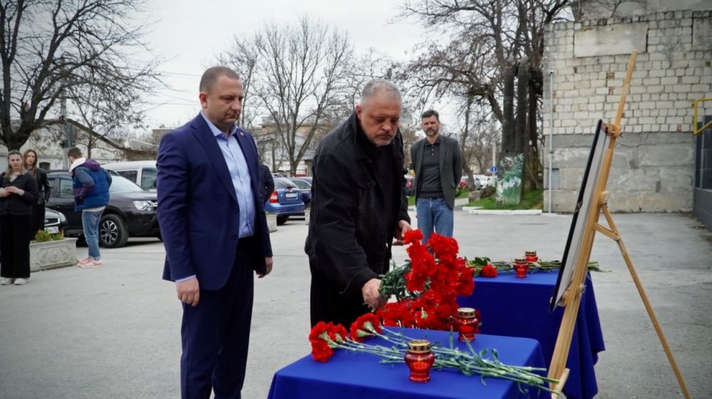 В Симферополе у здания телерадиокомпании «Крым» появился стихийный мемориал в память о военном корреспонденте Александре Федорчаке, погибшем при исполнении профессионального долга В Симферополе у здания телерадиокомпании «Крым» появился стихийный мемориал в память о военном корреспонденте Александре Федорчаке, погибшем при исполнении профессионального долга