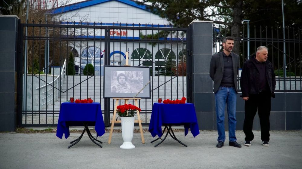В Симферополе у здания телерадиокомпании «Крым» появился стихийный мемориал в память о военном корреспонденте Александре Федорчаке, погибшем при исполнении профессионального долга В Симферополе у здания телерадиокомпании «Крым» появился стихийный мемориал в память о военном корреспонденте Александре Федорчаке, погибшем при исполнении профессионального долга