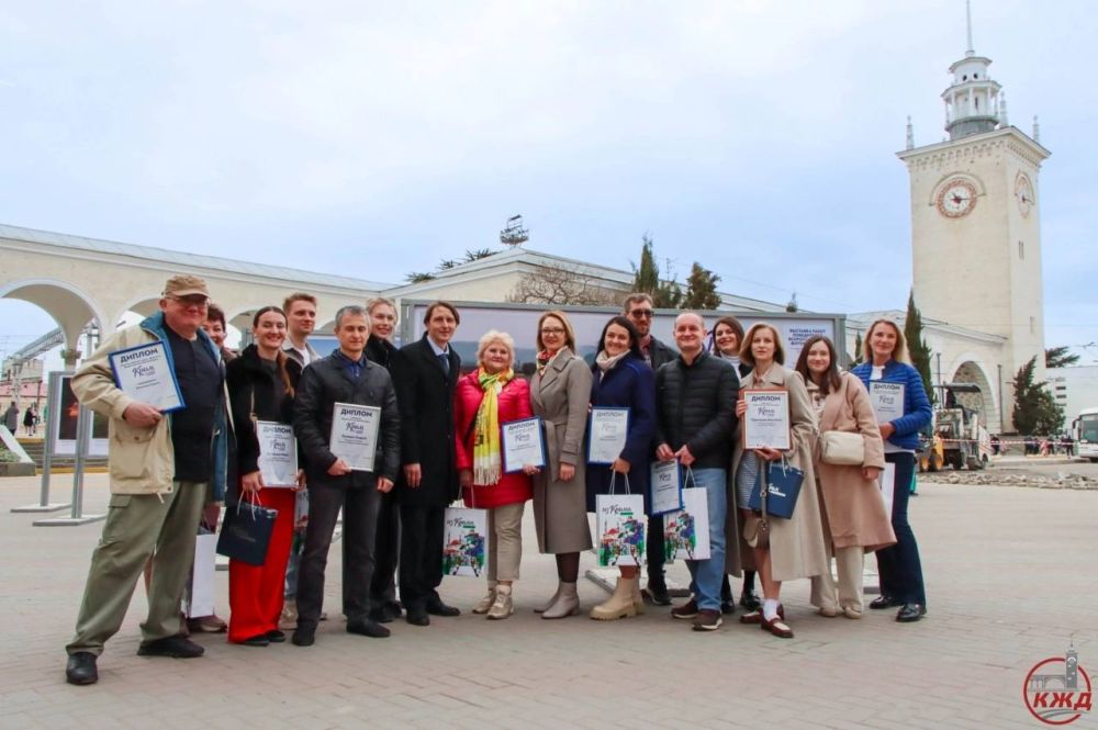 Крым в моём сердце. Сегодня на привокзальной площади крымской столицы состоялось торжественное открытие фотовыставки «Крым в моём сердце», приуроченной к 11-летию воссоединения Крыма с Россией Крым в моём сердце. Сегодня на привокзальной площади крымской столицы состоялось торжественное открытие фотовыставки «Крым в моём сердце», приуроченной к 11-летию воссоединения Крыма с Россией