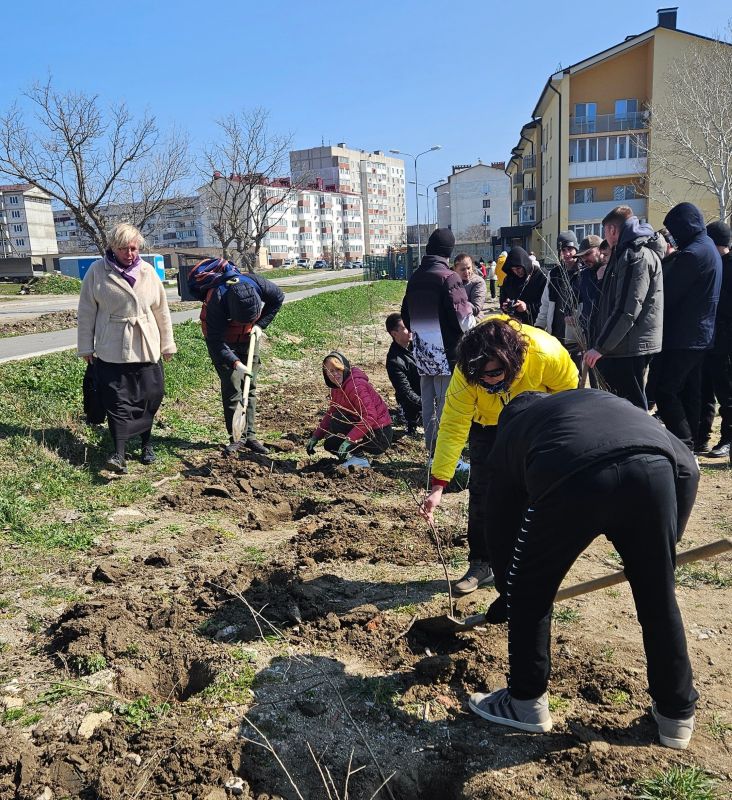 Сотрудники Муниципального архива города Керчи приняли участие в акции по озеленению общественных городских пространств Сотрудники Муниципального архива города Керчи приняли участие в акции по озеленению общественных городских пространств