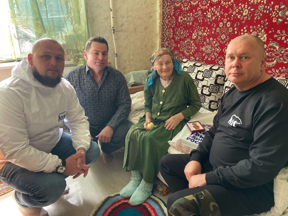 Депутаты Евпаторийского городского совета вручают медали «80 лет Победы в Великой Отечественной войне» ветеранам и труженикам тыла Депутаты Евпаторийского городского совета вручают медали «80 лет Победы в Великой Отечественной войне» ветеранам и труженикам тыла