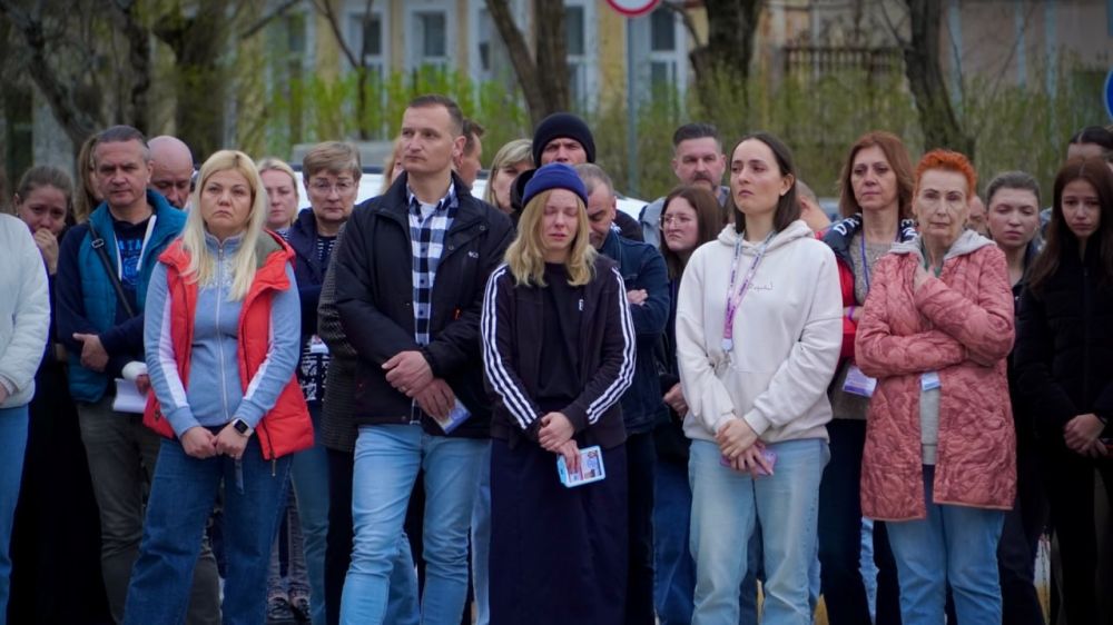В Симферополе у здания телерадиокомпании «Крым» появился стихийный мемориал в память о военном корреспонденте Александре Федорчаке, погибшем при исполнении профессионального долга В Симферополе у здания телерадиокомпании «Крым» появился стихийный мемориал в память о военном корреспонденте Александре Федорчаке, погибшем при исполнении профессионального долга