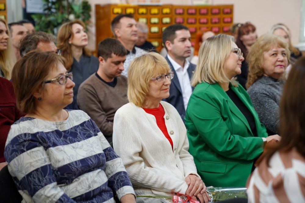 В Евпатории вручили награды работникам культуры и искусства В Евпатории вручили награды работникам культуры и искусства