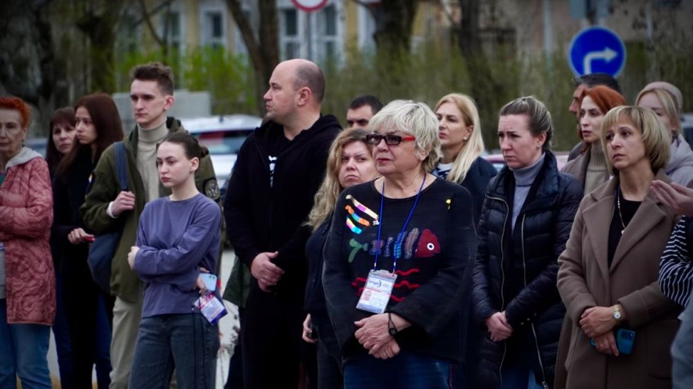 В Симферополе у здания телерадиокомпании «Крым» появился стихийный мемориал в память о военном корреспонденте Александре Федорчаке, погибшем при исполнении профессионального долга В Симферополе у здания телерадиокомпании «Крым» появился стихийный мемориал в память о военном корреспонденте Александре Федорчаке, погибшем при исполнении профессионального долга