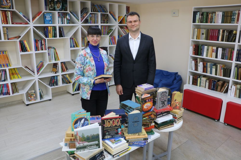 Минфин Крыма передал в дар Центральной библиотеке Крыма более ста книг Минфин Крыма передал в дар Центральной библиотеке Крыма более ста книг