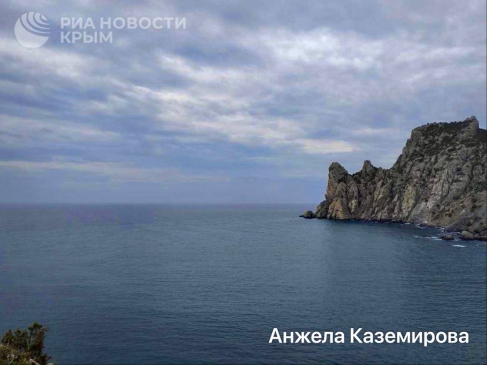 Море и горы – одни из главных достопримечательностей Крыма Море и горы – одни из главных достопримечательностей Крыма
