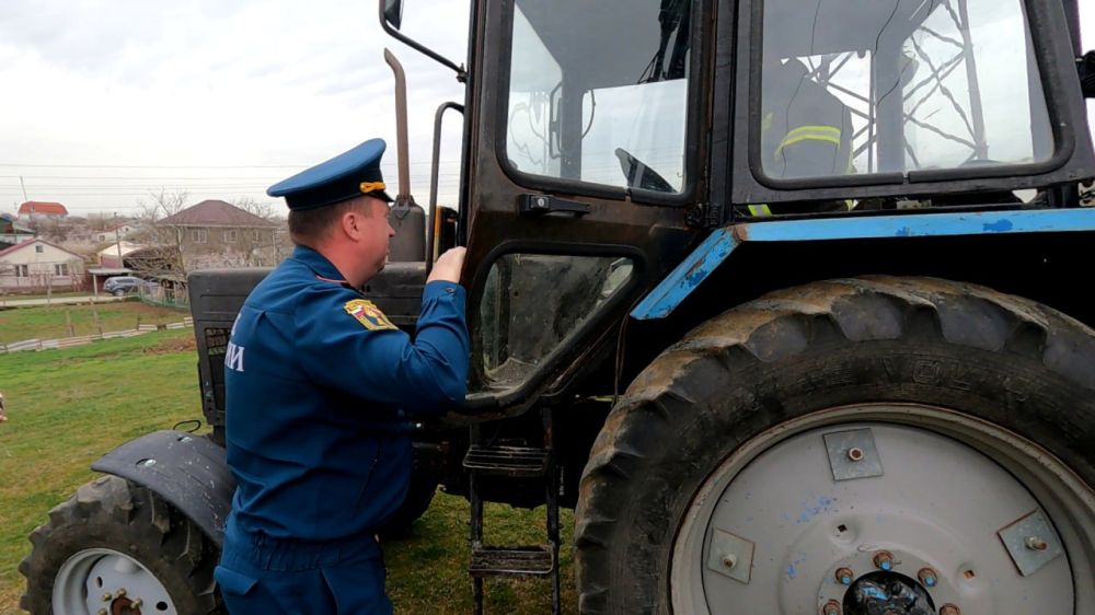 В селе Кольчугино, сотрудники главного управления МЧС России Крыма, провели подготовку перед введением в Республике пожароопасного режима В селе Кольчугино, сотрудники главного управления МЧС России Крыма, провели подготовку перед введением в Республике пожароопасного режима