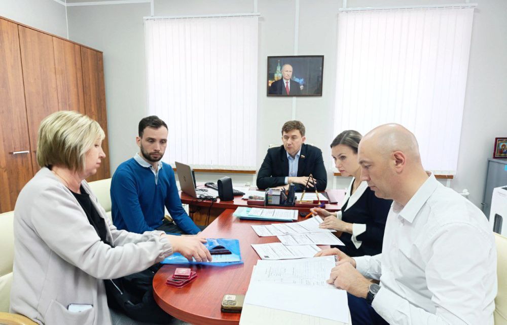 Сенатор от Республики Крым Сергей Карякин провёл приём граждан, который был посвящён вопросам поддержки участников специальной военной операции и их семей Сенатор от Республики Крым Сергей Карякин провёл приём граждан, который был посвящён вопросам поддержки участников специальной военной операции и их семей
