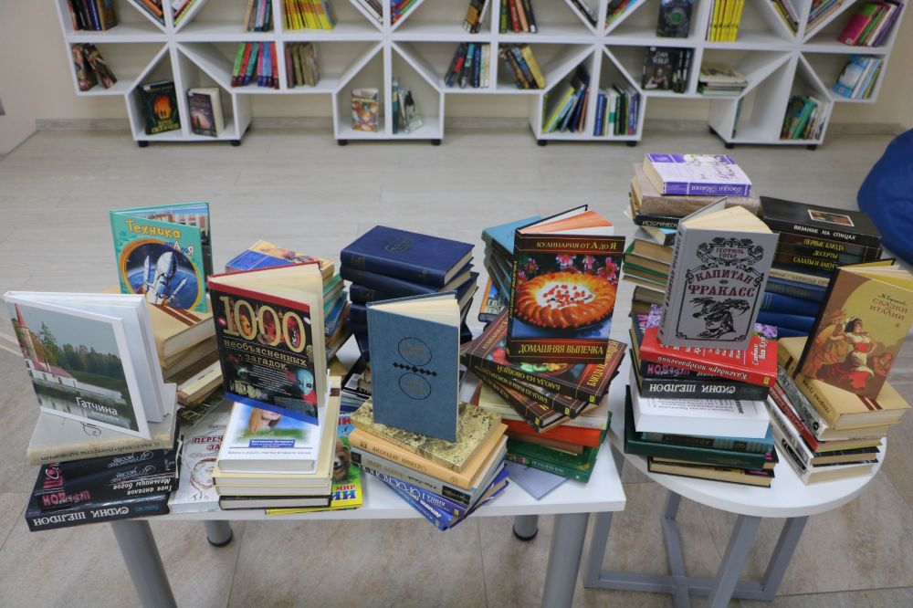 Минфин Крыма передал в дар Центральной библиотеке Крыма более ста книг Минфин Крыма передал в дар Центральной библиотеке Крыма более ста книг