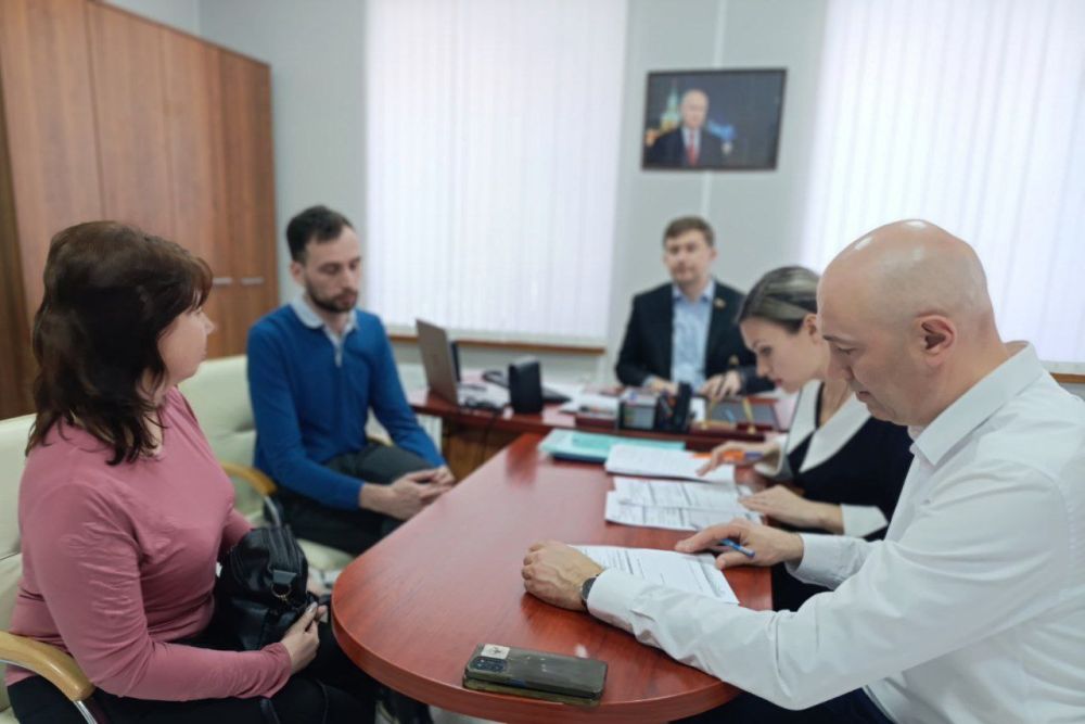 Сенатор от Республики Крым Сергей Карякин провёл приём граждан, который был посвящён вопросам поддержки участников специальной военной операции и их семей Сенатор от Республики Крым Сергей Карякин провёл приём граждан, который был посвящён вопросам поддержки участников специальной военной операции и их семей